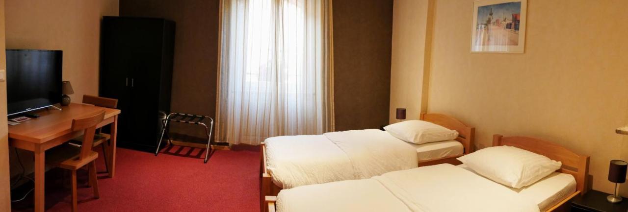 Hotel Restaurant Collin Ferrette Bagian luar foto